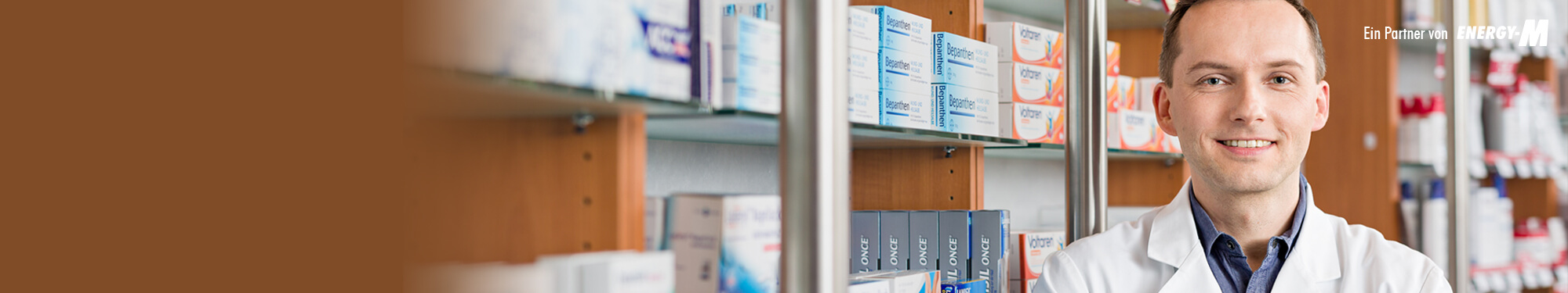 freundlicher Apotheker mit Medikamenten