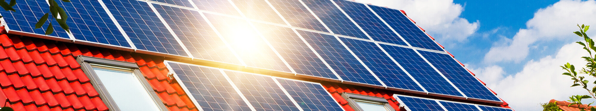 Photovoltaik Anlage Auf einem Dach mit Sonne
